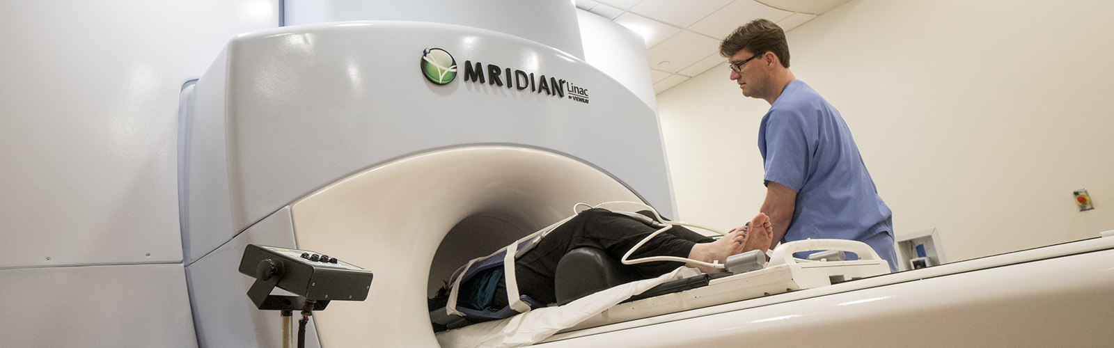 Radiation Therapist and the MRIdian with patient